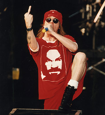 Axl Rose en directo con una camiseta con el rostro de Manson