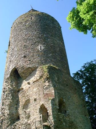 Ruinas del castillo de Tiffauges, perteneciente a Gilles